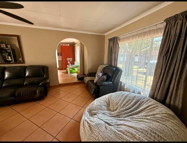 4 BEDROOM HOUSE FOR SALE IN ROOIHUISKRAAL
